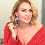 Ceyda Düvenci Instagram – Ben bu sıralı fotoğraf meselesini pek sevmiş olabilirim 🤣🤣🤣 sırf küpelere aşkımdan bu fotoğrafları çektik 🤣🤣🤣 takı sevenler, küpesiz çıkmam diyenler burda mııı?!?