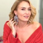 Ceyda Düvenci Instagram – Ben bu sıralı fotoğraf meselesini pek sevmiş olabilirim 🤣🤣🤣 sırf küpelere aşkımdan bu fotoğrafları çektik 🤣🤣🤣 takı sevenler, küpesiz çıkmam diyenler burda mııı?!?
