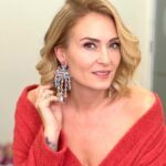 Ceyda Düvenci Instagram – Ben bu sıralı fotoğraf meselesini pek sevmiş olabilirim 🤣🤣🤣 sırf küpelere aşkımdan bu fotoğrafları çektik 🤣🤣🤣 takı sevenler, küpesiz çıkmam diyenler burda mııı?!?