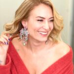 Ceyda Düvenci Instagram – Ben bu sıralı fotoğraf meselesini pek sevmiş olabilirim 🤣🤣🤣 sırf küpelere aşkımdan bu fotoğrafları çektik 🤣🤣🤣 takı sevenler, küpesiz çıkmam diyenler burda mııı?!?