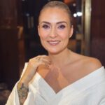Ceyda Düvenci Instagram - Pembenin en güzel hali… o makyaj yapsın, ben sunuculuğumu… @hidayetkorkmaz_ hayatın bana verdiği kardeş… iyi ki varsın… düşünüyorum da; iş hayatımda yanımda olan yıllardır elele yürüdüğüm ne güzel kıymetlilerim var… ailem onlar benim… iyi ki varlar dediğim… başarımın, kazancımın, üretmemin sebepleri onlar… sen de iş arkadaşlarına çokça şükür eder misin benim gibi…