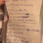 Ceyda Düvenci Instagram - Ne için yaşadığım çok belli değil mi? Önce elbet kendim için. Sağlıklı, mutlu, uzun, aşk dolu bir ömrüm olsun diye… olsun ki evlatlarımı daha uzun soluklu yaşayabileyim diye… sevgililer günü hediyelerime bakar mısınız? Kızım her sevgi satırını oğluma ve bana yazıyormuş şarkılarında… oğlum benimle yemek yemeği seviyormuş ❤️ çünkü 6,5 yıldır her akşam 19:00 biz sofraya otururuz, gözgöze muhabbetle yeriz yemeğimizi, istisnalar dışında hiç ihmal etmedik birbirimizi, son nefesime kadar da böyle olacak… sevgi neydi sahi??? 🥹🥹🌻🌻 bin şükür…