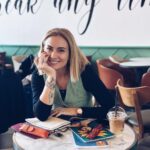 Ceyda Düvenci Instagram - Defterim, kalemlerim heryerde yanımda… yazacaklarım bitmez benim… 📝📕📒📝✏️🖋️