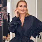 Ceyda Düvenci Instagram - Bir hafta daha ardımızda kalıyor mu? Eveeet… Aralık yoğunluğumda son 3 hafta… dayan kızım kereviz 🤣🤣🤣 yeni yılı nasıl karşılarsan öyle devam edermiş… konuyu sen biliyorsun allahım 🙏🏼 amin 🍀🌻🤣 yazın tatilde evlatlarla beni zor bulursunuz baştan söyleyeyim 😂😂