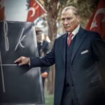 Ceyda Düvenci Instagram - Öğretmekle başlıyor her şey… bildiğini şefkatle, sabırla, anlayışla anlatmak ve paylaşmakla… hep yeni şeyler öğrenen öğretmenlerin heyecanında ve hayallerinde saklı bütün evlatların geleceği… günlerini kutlamak kıymetli elbette ama bilgisine ve sevgisine inanıp evlatlarımızı teslim ettiğimiz öğretmenlerimize hak ettikleri saygıyı göstermek bence en güzel hediye olurdu… tüm öğretmenlerimizin günü kutlu olsun… iyi ki varsınız… sonsuz saygıyla…