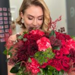 Ceyda Düvenci Instagram - Sevgi neydi? Sevgi EMEKTİ… O zaman bugün emek verdiğimiz her şeyi kutladığımız bir gün… Fotoğrafın altına açıklama yazmasam eminim “yeni bir aşk” haberleri okurduk bütün gün… Halbuki bu çiçekler en severek emek verdiğim işlerimden birinden @bambaskasohbetler.ntv programımın 300. Programı için… emek verdiğim her şey iyi ki var… yaşasın aşk, sevgi ve bu sebepten olan tüm güzellikler… sevginin hakkını veren herkesin günü kutlu olsun…