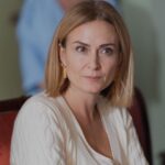 Ceyda Düvenci Instagram - Ahhh Filiz… sevgi ne bilmeyen Filiz… yine de el yordamıyla sevmeye çalışıp beceremeyen Filiz… sevgisiz büyümek ne zor şeymiş… sevgi anne babadan öğrenilmezse ne büyük boşlukmuş… @saklabeniresmi bu akşam… bakalım neler neler olacak… @startv ben sevgi nedir bilirim, sonuna kadar da sevdiğimi haykırırım diyenler burda mı? 📸 @burcuyetis