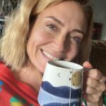 Ceyda Düvenci Instagram - Yine heyecan dolu bir gün başlar… evlatları aşırı özlemem dışında bir sızı yok içimde… keyifleri çoook yerinde şükür… aslında hayatın özeti de böyle bir şey… sevdiklerin mutlu olunca, mutlu olduğu hallerine şükür etmek… bugün @prensdizi okuma provamız var… şahane 2. Sezona hazır mısınız? Ben çok heyecanlıyım… Oradan da hoooop Ziya bey ev @saklabeniresmi 4. Bölüm çekimleri… Dün programda @bambaskasohbetler.ntv harika konuklarım vardı. @isinkaraca canım Işın da geldi. İnanılmaz bir albüm yapmış, dün geceden beri dönüp dönüp dinliyorum… o yüzden de o albümden bir şarkı ekliyorum size canlı kayıt senfoni orkastrası eşliğinde Işın’ın sesi ile başlayın güne… Bu aralar durumlar böyle… harika 2 tane eğitim var yaklaşan onların da detaylarını paylaşırım sizlerle gün içinde… 🌻🌻🌻🌻haydi bakalımmmmm. Hepimize güzel bir gün olsun… 🌻🌻🌻 #banaiyigelensanadaiyigelsin