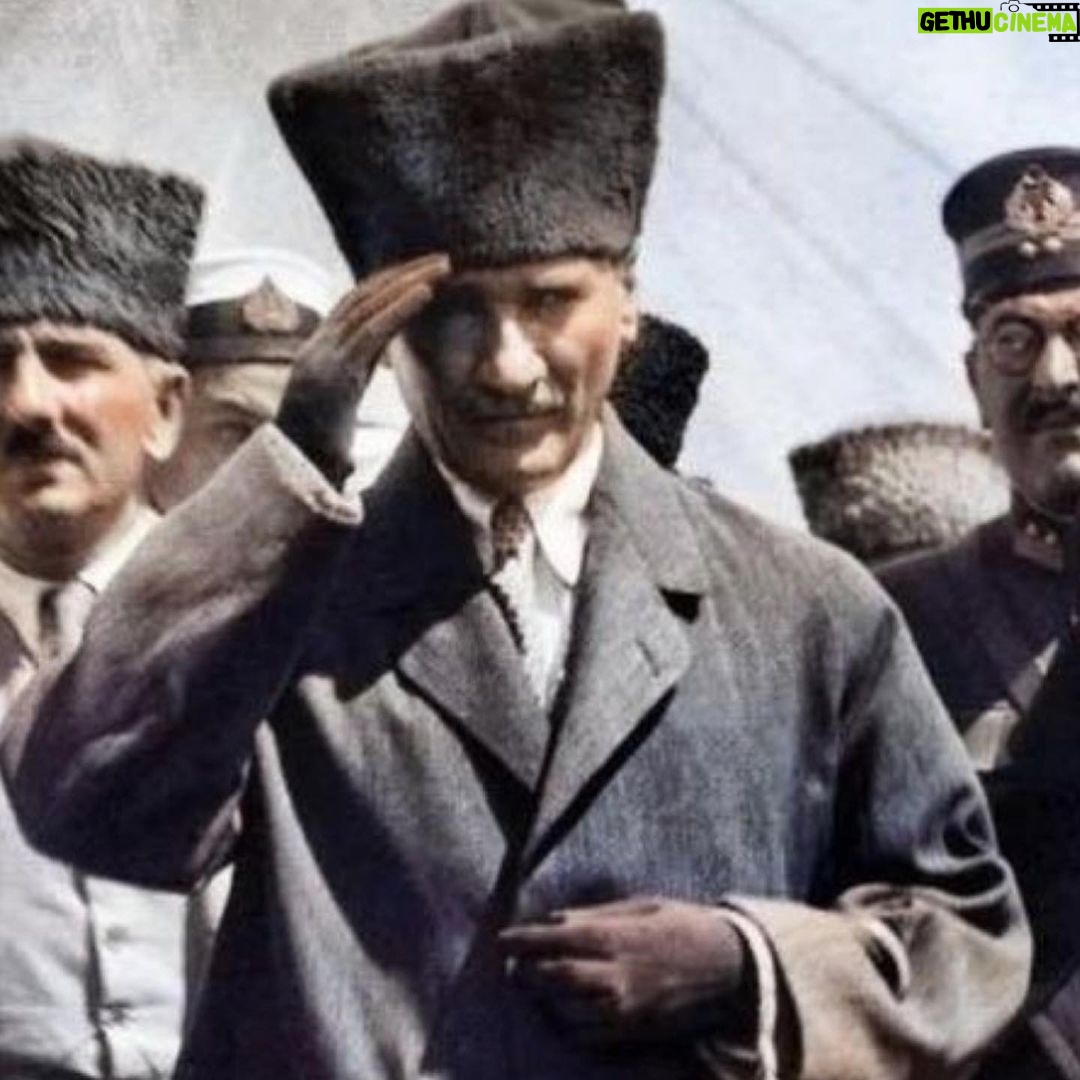 Ceyda Düvenci Instagram - En büyük şükür, en büyük öğretmen… öğrettiklerin için teşekkür ederim… açtığın yolda yürümeye devam ediyoruz… #Atatürk #10kasım #10november