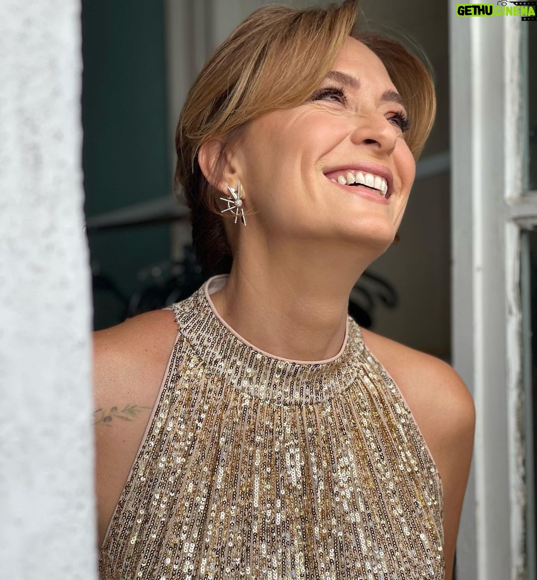 Ceyda Düvenci Instagram - Parti sen gülünce başlasın… diyorum ki; rağmen gülümseyecek çoook şey var… güzel şeyler niyet edelim güzel olsun…