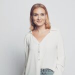 Ceyda Düvenci Instagram - Halinden memnun musun, razı mısın? Neden olmayasın ki? Bugün SEN olabilmen için neler neler oldu düşünsene… Tüm deliliklerinle, her halinle iyi ki sen… Bugünü sadece kendin için yaşamaya ne dersin? Ve her günü… Zaten kendin için yaşamaya başlayınca sadece sen ve önemsediklerin oluyor günün içinde… Fazlasına da gerek kalmıyor… Gün anca yetiyor kendine, sevdiklerine, yapmak istediklerine… Sahi; en son ne yaptın kendin için? 📸 @muhsinakgunofficial