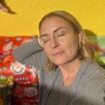 Ceyda Düvenci Instagram - Şöyle bir kapattım gözlerimi dün kendime yeni düzenlediğim atölyemde… öylece durdum, düşündüm uzun uzun… güneş vurdu yüzüme, koynuma oğlum geldi, kucağıma kediler geldi sırayla, maki dizimin dibinde yatıyordu zaten, kulağımda salondan gelen müzik… hayatın bana verdiği tüm destekleri, dost sevgisini, gücümü, sunduğu imkanları, renkleri düşündüm… sandığımdan uzun sürdü düşünmem, şükür… ne kadar çokmuş iyilikler, güzellikler… iyi geldi… unutmayın hiçbirini…