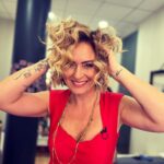 Ceyda Düvenci Instagram - Deli deli zamanlar… çokça inişler çıkışlar… bir o kadar koşturmacalar… iyi haberler, kötü haberler… dostlara şifa duaları… ve yine her şeye yetişemediğim yılın 4 ayı geldi çattı… ekim-kasım-aralık-ocak en en koşturduğum zamanlar… sağlık olsun gerisi kolay… evlatlar ve ev çokça özlenecek belli 🌻 ama olsuuunnn 🍀🍀🍀