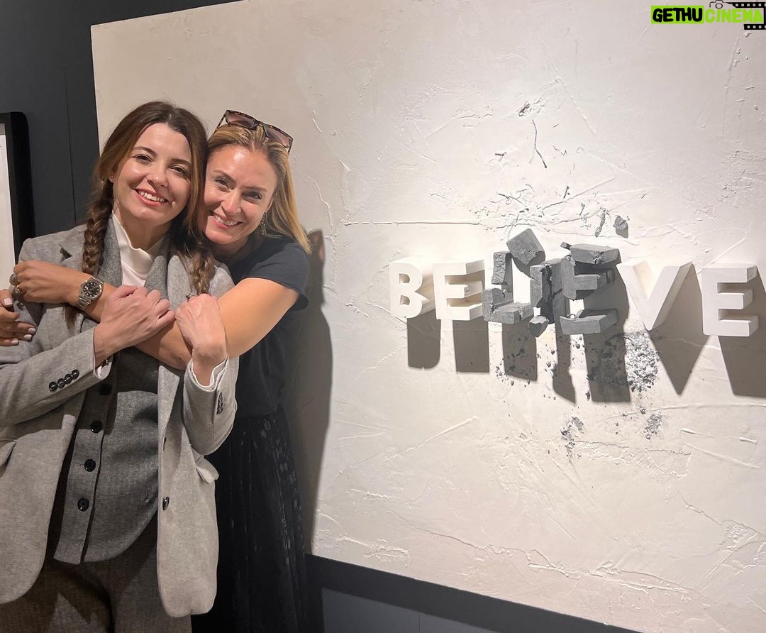 Ceyda Düvenci Instagram - En iyi bildiğimiz şey bizim İnanmak… inanç göbek adımız… inandıklarımızın peşinden gittikçe biz olduk çünkü… ve ne olursa olsun vazgeçmedik inanmaktan. Önce kendimize sonra hayallerimize ve hayata… @serminyasarofficial 🌻