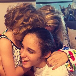 Ceyda Düvenci Instagram - Onca koşturma, telaş, uykusuzluk, endişe, planlar, hayaller, inişler, çıkışlar… hepsi sadece bu an için… ve bu anın sağlıkla sonsuz olması için… bin şükür… su gibi hava gibi bir şey evlatlar… sen nerde nefes alıyorsun?