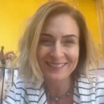 Ceyda Düvenci Instagram - Herkesin bir psikoloğu olmalı. ✨ Çünkü sizi tarafsız bir şekilde dinleyecek, doğru yorumlar yapacak ve yol gösterip kendinize dönmenizi sağlayacak bir uzmanla görüşmek yeni kapılar açacaktır her zaman. Sevgili ortaklarımızdan Ceyda Düvenci’nin de bu konuya ilgili sizlere bir mesajı var.🤗 #kidolog #onlineterapi #ceydadüvenci #reels #kesfet