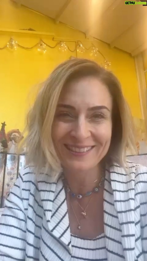 Ceyda Düvenci Instagram - Herkesin bir psikoloğu olmalı. ✨ Çünkü sizi tarafsız bir şekilde dinleyecek, doğru yorumlar yapacak ve yol gösterip kendinize dönmenizi sağlayacak bir uzmanla görüşmek yeni kapılar açacaktır her zaman. Sevgili ortaklarımızdan Ceyda Düvenci’nin de bu konuya ilgili sizlere bir mesajı var.🤗 #kidolog #onlineterapi #ceydadüvenci #reels #kesfet