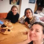 Ceyda Düvenci Instagram - Güzeliz beeeee… @serminyasarofficial @deryatopcuofficial 🌻🌻🌻