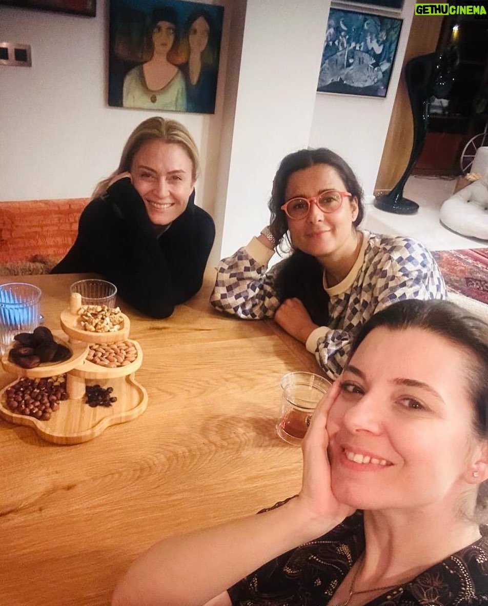 Ceyda Düvenci Instagram - Güzeliz beeeee… @serminyasarofficial @deryatopcuofficial 🌻🌻🌻