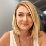Ceyda Düvenci Instagram - Hayatın boyunca okursun, izlersin, dinlersin, dost sohbetlerinde muhabbet edersin uzun uzun… öğrenirsin bol bol… sonra zaman gelir bunları sonsuz bir arzu ve mutlulukla paylaşmak istersin… herkes faydalansın, duysun istersin… sanırım öyle bir zamandayım… o kadar güzel şeyler oluyor ki hayatımda ürettiğim her başlığın altında ayrı ayrı… sanki yıllardır verdiğim emekler sayesinde ektiğim tohumlar tek tek çiçek açıyor… 2 sene sonra mesleğimde 30. Yılım… inanamıyorum geçen zamana… ve biliyor musun hep şükür ediyorum. Şimdi çiçeklenen bahçeme baktıkça daha da çiçeklensin istiyorum… güzel şeyler oluyor anlayacağınız emek verdiğim her şeyde… sizlerle tek tek paylaşmak için sabırsızlanıyorum 🌻🌻🌻🌻 her yeni gün güzel haberlerle karşılıyor beni… hepinize nasip olsun 😌 okumaya, öğrenmeye devam 🤭