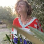 Ceyda Düvenci Instagram - Hayatınızda nelerin kıymetini biliyorsunuz? Kendinizin kıymetini mesela? Sağlığınızın? Veya bin bir emekle aldığınız aldığınız o güzel evinizin kıymetini? Değerini gerçekten bildiğimiz şeylerimizi koruruz, onlara gözümüz gibi bakarız. İşte tam da bu noktada hazır yeri gelmişken, 12. Sigorta Haftası’nda sigortanın her konuda ne çok kıymetlimiz olması gerektiğini anımsatmaya geldim. Toplumsal bilincimizi artırırken ve özellikle deprem ülkesi olan Türkiye’mizde yaşarken; deprem sigortasından, bireysel emekliğimiz için kurulan sistemlere, sağlık sigortasından, yaşam sigortasına dek hepimizin hayatlarında olması mühim olan sigortaları anımsayalım ve mümkünse sigortalanalım. Çünkü bir toplumda sigortalanma oranının artması ancak o toplumda sigortalanma bilincinin yerleşmesiyle çözülebilecek bir unsurdur. 12. Sigorta Haftası kutlu olsun! #SigortaKıymetBilmektir #TürkiyeSigortaBirliği @turkiyesigortabirligi #işbirliği