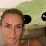 Ceyda Düvenci Instagram - Eveeet yodacığım… ev sessiz şimdi… evlatlarla dertleştik tek tek, sonra uykuya daldılar… uyku öncesi dertleşme iyi gelir bize hep… ben de birazdan dalarım uykuya. Sabahları 7 de kalkma işi uyku düzenimi değiştirdi… saat gece 10 dedin mi kapanıyor gözlerim… gün bitti… hakkını vermeliyim ki güzel bir gündü… ben de kendimle biraz dertleşip, 2-3 sayfa kitap okur dalarım uykuya… şükürlerimi de unutmadan elbette… yarın sağlıkla uyanalım yeni güne… bugüne teşekkür ederim 🌻
