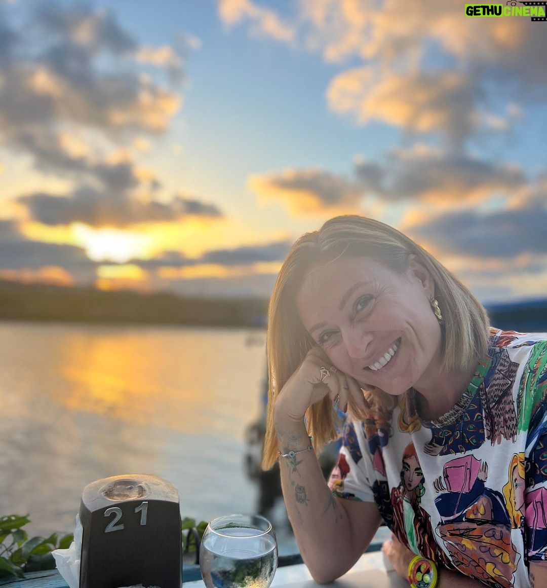 Ceyda Düvenci Instagram - Güzel mi güzel bir güne veda ederken…