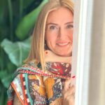 Ceyda Düvenci Instagram - Mutluysan, sağlığın yerindeyse, sevdiğin işe koşarak gidiyorsan, evlatlar mutluysa, evde annen🍀baban yolunu gözlüyorsa, fonda hep müzik varsa… daha ne olsun… 📸 @burcuyetis