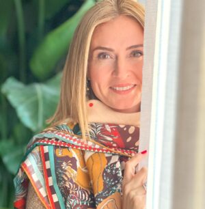 Ceyda Düvenci Instagram - Mutluysan, sağlığın yerindeyse, sevdiğin işe koşarak gidiyorsan, evlatlar mutluysa, evde annen🍀baban yolunu gözlüyorsa, fonda hep müzik varsa… daha ne olsun… 📸 @burcuyetis