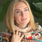 Ceyda Düvenci Instagram - Mutluysan, sağlığın yerindeyse, sevdiğin işe koşarak gidiyorsan, evlatlar mutluysa, evde annen🍀baban yolunu gözlüyorsa, fonda hep müzik varsa… daha ne olsun… 📸 @burcuyetis