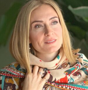 Ceyda Düvenci Instagram - Mutluysan, sağlığın yerindeyse, sevdiğin işe koşarak gidiyorsan, evlatlar mutluysa, evde annen🍀baban yolunu gözlüyorsa, fonda hep müzik varsa… daha ne olsun… 📸 @burcuyetis