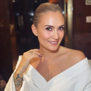 Ceyda Düvenci Instagram - Pembenin en güzel hali… o makyaj yapsın, ben sunuculuğumu… @hidayetkorkmaz_ hayatın bana verdiği kardeş… iyi ki varsın… düşünüyorum da; iş hayatımda yanımda olan yıllardır elele yürüdüğüm ne güzel kıymetlilerim var… ailem onlar benim… iyi ki varlar dediğim… başarımın, kazancımın, üretmemin sebepleri onlar… sen de iş arkadaşlarına çokça şükür eder misin benim gibi…