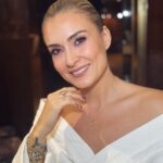 Ceyda Düvenci Instagram - Pembenin en güzel hali… o makyaj yapsın, ben sunuculuğumu… @hidayetkorkmaz_ hayatın bana verdiği kardeş… iyi ki varsın… düşünüyorum da; iş hayatımda yanımda olan yıllardır elele yürüdüğüm ne güzel kıymetlilerim var… ailem onlar benim… iyi ki varlar dediğim… başarımın, kazancımın, üretmemin sebepleri onlar… sen de iş arkadaşlarına çokça şükür eder misin benim gibi…