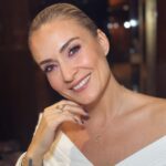 Ceyda Düvenci Instagram - Pembenin en güzel hali… o makyaj yapsın, ben sunuculuğumu… @hidayetkorkmaz_ hayatın bana verdiği kardeş… iyi ki varsın… düşünüyorum da; iş hayatımda yanımda olan yıllardır elele yürüdüğüm ne güzel kıymetlilerim var… ailem onlar benim… iyi ki varlar dediğim… başarımın, kazancımın, üretmemin sebepleri onlar… sen de iş arkadaşlarına çokça şükür eder misin benim gibi…