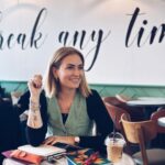 Ceyda Düvenci Instagram - Defterim, kalemlerim heryerde yanımda… yazacaklarım bitmez benim… 📝📕📒📝✏️🖋️