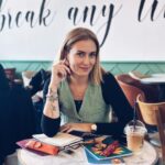 Ceyda Düvenci Instagram - Defterim, kalemlerim heryerde yanımda… yazacaklarım bitmez benim… 📝📕📒📝✏️🖋️