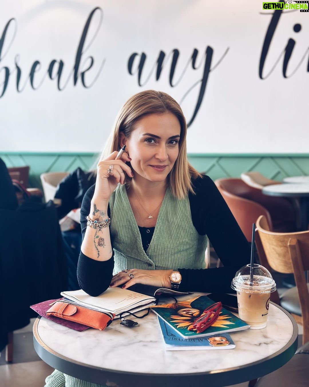 Ceyda Düvenci Instagram - Defterim, kalemlerim heryerde yanımda… yazacaklarım bitmez benim… 📝📕📒📝✏️🖋️
