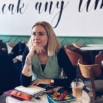 Ceyda Düvenci Instagram - Defterim, kalemlerim heryerde yanımda… yazacaklarım bitmez benim… 📝📕📒📝✏️🖋️
