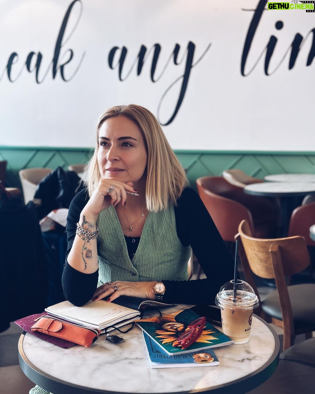 Ceyda Düvenci Instagram - Defterim, kalemlerim heryerde yanımda… yazacaklarım bitmez benim… 📝📕📒📝✏️🖋️