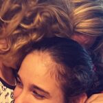 Ceyda Düvenci Instagram - Hayatın tüm güzel detaylarına aşkla bağlıyım ve şükür ediyorum… hepsi o kadar güzel ki… özenle hazırlanmış bir sofra, güzel müzik, sanat, dev duvarı kaplayan bir resim, bahçeden koparılmış minik mandalina, sıcacık bir bitki çayı, evlat kokusu, kediler&köpekler&kuşlar, ürettiklerim, çiçekler, özen, önem ve yaşamayı seviyorum diye bağıran diğer her şey… etrafınızdaki minik detayları yazsanıza bana…