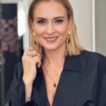 Ceyda Düvenci Instagram - Bir hafta daha ardımızda kalıyor mu? Eveeet… Aralık yoğunluğumda son 3 hafta… dayan kızım kereviz 🤣🤣🤣 yeni yılı nasıl karşılarsan öyle devam edermiş… konuyu sen biliyorsun allahım 🙏🏼 amin 🍀🌻🤣 yazın tatilde evlatlarla beni zor bulursunuz baştan söyleyeyim 😂😂
