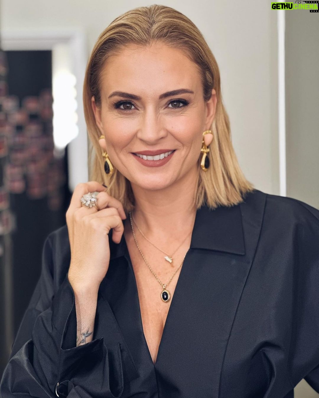 Ceyda Düvenci Instagram - Bir hafta daha ardımızda kalıyor mu? Eveeet… Aralık yoğunluğumda son 3 hafta… dayan kızım kereviz 🤣🤣🤣 yeni yılı nasıl karşılarsan öyle devam edermiş… konuyu sen biliyorsun allahım 🙏🏼 amin 🍀🌻🤣 yazın tatilde evlatlarla beni zor bulursunuz baştan söyleyeyim 😂😂