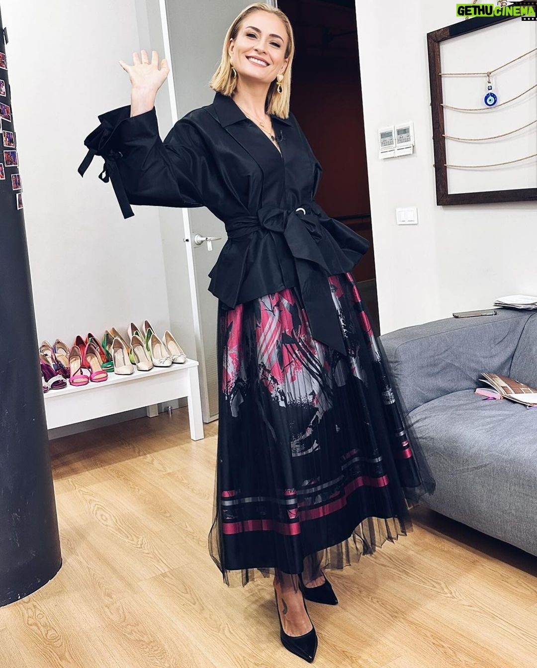 Ceyda Düvenci Instagram - Bir hafta daha ardımızda kalıyor mu? Eveeet… Aralık yoğunluğumda son 3 hafta… dayan kızım kereviz 🤣🤣🤣 yeni yılı nasıl karşılarsan öyle devam edermiş… konuyu sen biliyorsun allahım 🙏🏼 amin 🍀🌻🤣 yazın tatilde evlatlarla beni zor bulursunuz baştan söyleyeyim 😂😂