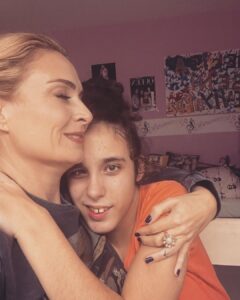 Ceyda Düvenci Instagram - Aşırı aşk içerir…