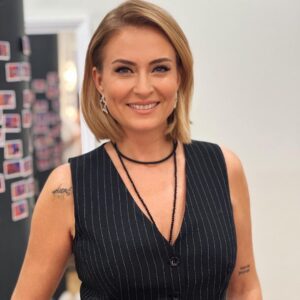 Ceyda Düvenci Instagram - Fotoğraflarında kararsız kalınca hepsini paylaşanlara gelsin 😂😂😂 güzel bir haftasonu dilerim hepinizeeeee 🦋 şarkı fotoğraf kararsızlığıma ithafen seçildi konuyu saptırmayın 🤣🤣🤣🤣 canım @emelsayinofficial nın yakın zamanda doğumgünüydü İyi ki doğmuşşşşş iyi ki 🌻🌻🌻 bugün deli günündeyim sette arkadaşlarıma sabırlar dilerim 🤣🤣🤣 ama tatlı deli 😉 sizde de oluyor mu böyle güne başlamalar??? 😂😂😂diyeceklerim bu kadar sevgiler 🦋🍀🌻