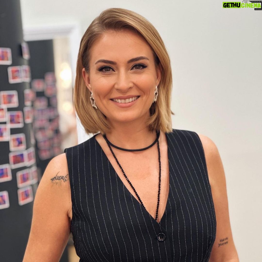 Ceyda Düvenci - 96.2K Likes - Fotoğraflarında kararsız kalınca hepsini paylaşanlara gelsin 😂😂😂 güzel bir haftasonu dilerim hepinizeeeee 🦋 şarkı fotoğraf kararsızlığıma ithafen seçildi konuyu saptırmayın 🤣🤣🤣🤣 canım @emelsayinofficial nın yakın zamanda doğumgünüydü İyi ki doğmuşşşşş iyi ki 🌻🌻🌻 bugün deli günündeyim sette arkadaşlarıma sabırlar dilerim 🤣🤣🤣 ama tatlı deli 😉 sizde de oluyor mu böyle güne başlamalar??? 😂😂😂diyeceklerim bu kadar sevgiler 🦋🍀🌻