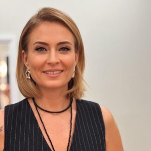 Ceyda Düvenci Instagram - Fotoğraflarında kararsız kalınca hepsini paylaşanlara gelsin 😂😂😂 güzel bir haftasonu dilerim hepinizeeeee 🦋 şarkı fotoğraf kararsızlığıma ithafen seçildi konuyu saptırmayın 🤣🤣🤣🤣 canım @emelsayinofficial nın yakın zamanda doğumgünüydü İyi ki doğmuşşşşş iyi ki 🌻🌻🌻 bugün deli günündeyim sette arkadaşlarıma sabırlar dilerim 🤣🤣🤣 ama tatlı deli 😉 sizde de oluyor mu böyle güne başlamalar??? 😂😂😂diyeceklerim bu kadar sevgiler 🦋🍀🌻