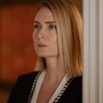 Ceyda Düvenci Instagram - Ahhh Filiz… sevgi ne bilmeyen Filiz… yine de el yordamıyla sevmeye çalışıp beceremeyen Filiz… sevgisiz büyümek ne zor şeymiş… sevgi anne babadan öğrenilmezse ne büyük boşlukmuş… @saklabeniresmi bu akşam… bakalım neler neler olacak… @startv ben sevgi nedir bilirim, sonuna kadar da sevdiğimi haykırırım diyenler burda mı? 📸 @burcuyetis