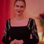 Ceyda Düvenci Instagram - Ahhh Filiz… sevgi ne bilmeyen Filiz… yine de el yordamıyla sevmeye çalışıp beceremeyen Filiz… sevgisiz büyümek ne zor şeymiş… sevgi anne babadan öğrenilmezse ne büyük boşlukmuş… @saklabeniresmi bu akşam… bakalım neler neler olacak… @startv ben sevgi nedir bilirim, sonuna kadar da sevdiğimi haykırırım diyenler burda mı? 📸 @burcuyetis