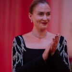 Ceyda Düvenci Instagram - Ahhh Filiz… sevgi ne bilmeyen Filiz… yine de el yordamıyla sevmeye çalışıp beceremeyen Filiz… sevgisiz büyümek ne zor şeymiş… sevgi anne babadan öğrenilmezse ne büyük boşlukmuş… @saklabeniresmi bu akşam… bakalım neler neler olacak… @startv ben sevgi nedir bilirim, sonuna kadar da sevdiğimi haykırırım diyenler burda mı? 📸 @burcuyetis
